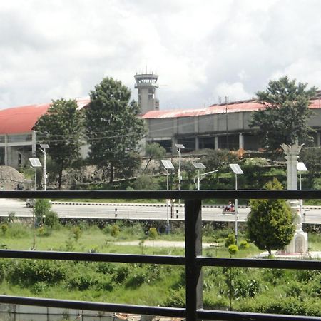 Ganapati Airport Hotel Catmandu Exterior foto