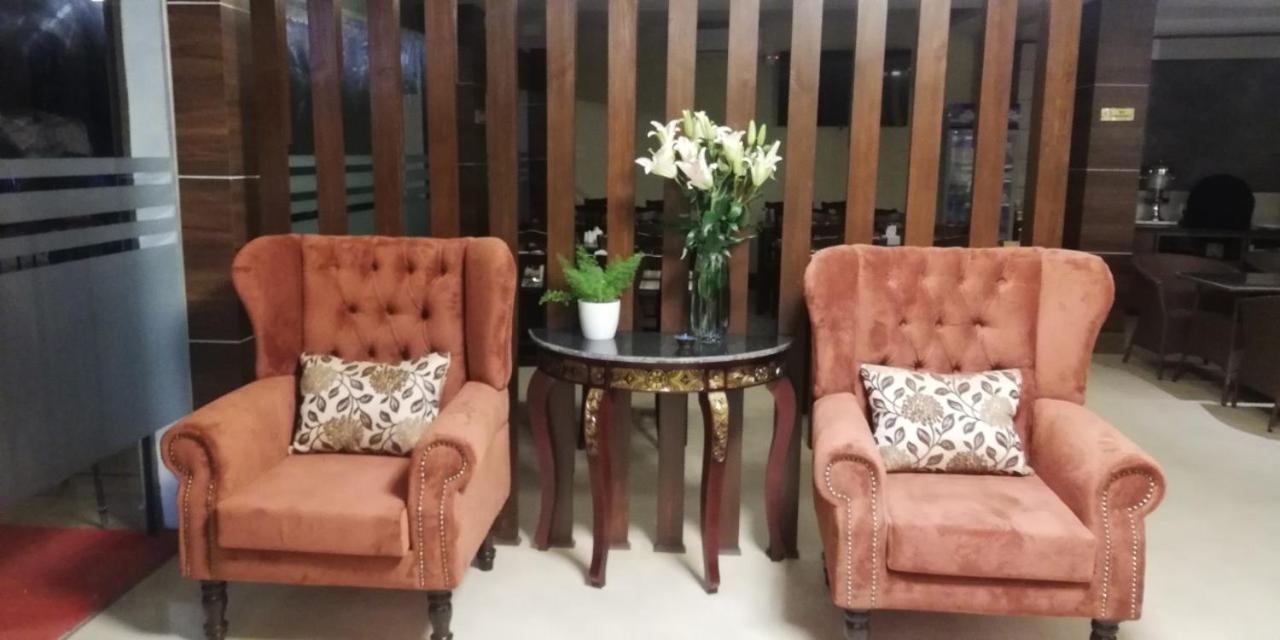 Ganapati Airport Hotel Catmandu Exterior foto