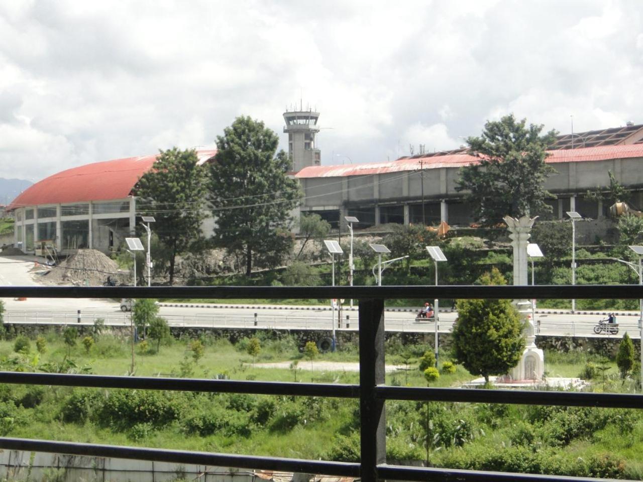 Ganapati Airport Hotel Catmandu Exterior foto