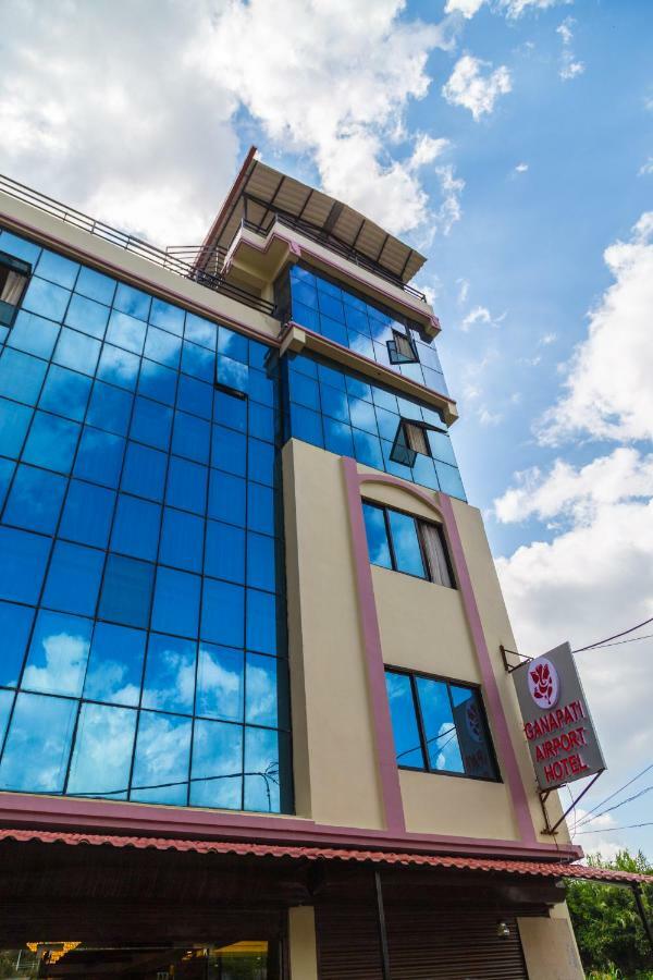 Ganapati Airport Hotel Catmandu Exterior foto